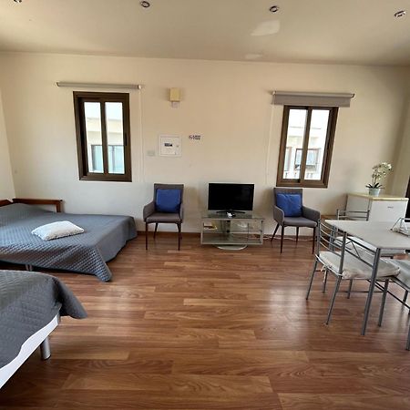 Extremely Comfy Apt With Spacious Private Terrace 10Min Walk To The Beach & In Town Larnaca Dış mekan fotoğraf