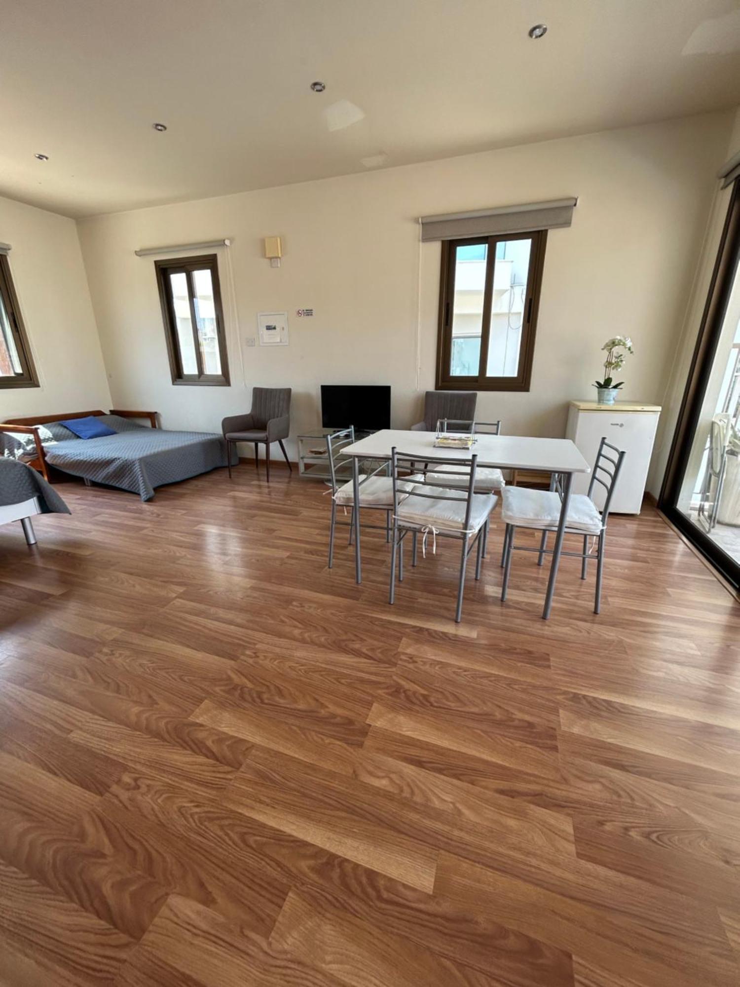 Extremely Comfy Apt With Spacious Private Terrace 10Min Walk To The Beach & In Town Larnaca Dış mekan fotoğraf